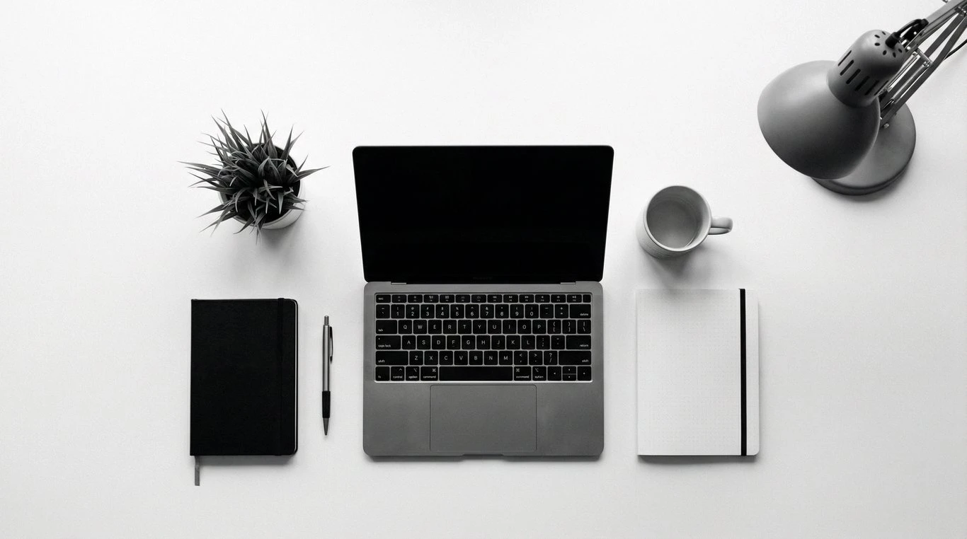 Espace de travail minimaliste vue en plongée, style suisse